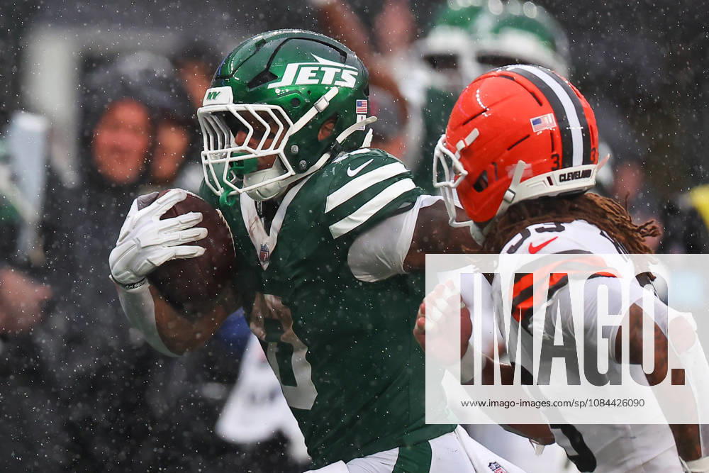 EAST RUTHERFORD, NJ - OCTOBER 11: Braelon Allen 0 of the New York Jets runs during the third quarter of the game against the Cleveland Browns at MetLife Stadium on October 11, 2026 in East Rutherford, New Jersey. (Photo by Rich Graessle Icon Sportswire) NFL, American Football Herren, USA OCT 11 Browns at Jets Icon26101133060