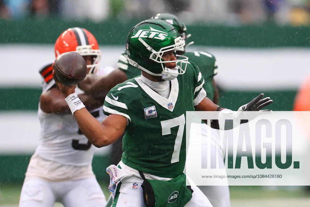 EAST RUTHERFORD, NJ - OCTOBER 11: Geno Smith 7 of the New York Jets passes during the game against the Cleveland Browns at MetLife Stadium on October 11, 2026 in East Rutherford, New Jersey. (Photo by Rich Graessle Icon Sportswire) NFL, American Football Herren, USA OCT 11 Browns at Jets Icon26101133070