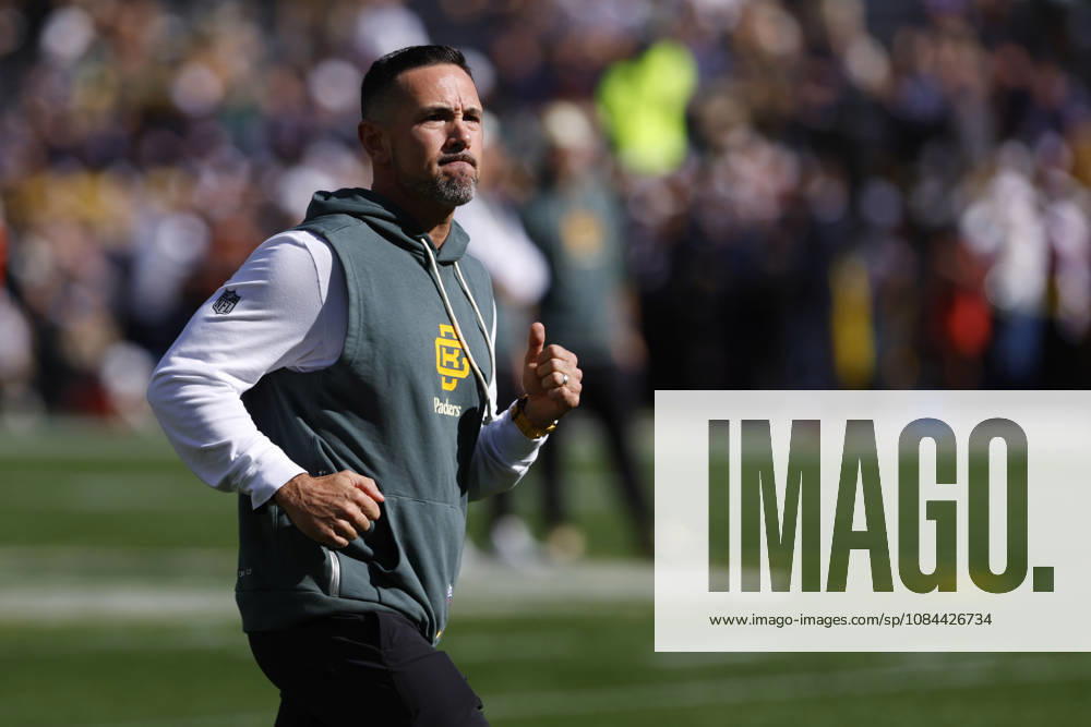 GREEN BAY, WI - OCTOBER 11: Green Bay Packers head coach Matt LaFleur runs off the field prior to a game between the Green Bay Packers and the Chicago Bears on October 11, 2026 at Lambeau Field in Green Bay, WI. (Photo by Larry Radloff Icon Sportswire) NFL, American Football Herren, USA OCT 11 Bears at Packers Icon2610110041