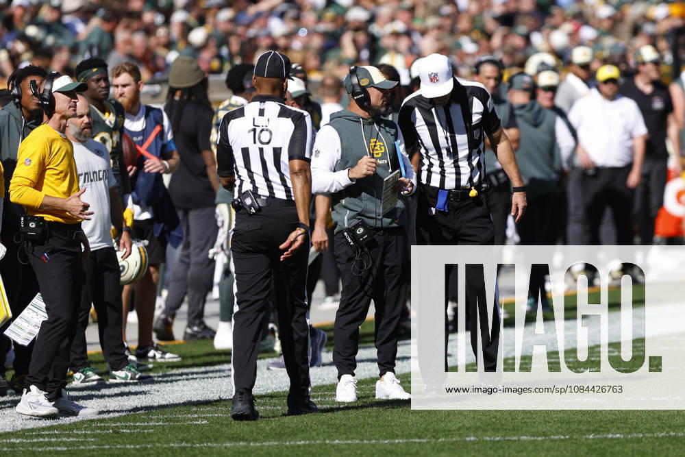 GREEN BAY, WI - OCTOBER 11: Green Bay Packers head coach Matt LaFleur looks for an explanation during a game between the Green Bay Packers and the Chicago Bears on October 11, 2026 at Lambeau Field in Green Bay, WI. (Photo by Larry Radloff Icon Sportswire) NFL, American Football Herren, USA OCT 11 Bears at Packers Icon2610111900