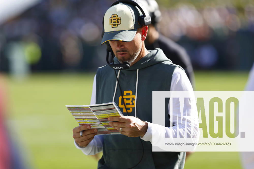 GREEN BAY, WI - OCTOBER 11: Green Bay Packers head coach Matt LaFleur looks at a play sheet during a game between the Green Bay Packers and the Chicago Bears on October 11, 2026 at Lambeau Field in Green Bay, WI. (Photo by Larry Radloff Icon Sportswire) NFL, American Football Herren, USA OCT 11 Bears at Packers Icon2610114674
