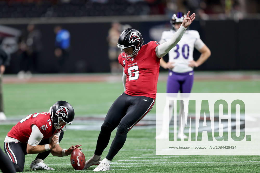 ATLANTA, GA - OCTOBER 11: Nick Folk (6) of the Atlanta Falcons practices field goal kicks before the Sunday evening NFL, American Football Herren, USA game between the Atlanta Falcons and the Baltimore Ravens on October 11, 2026 at the Mercedes-Benz Stadium in Atlanta, Georgia. (Photo by David J. Griffin Icon Sportswire) NFL: OCT 11 Ravens at Falcons Icon9532610115