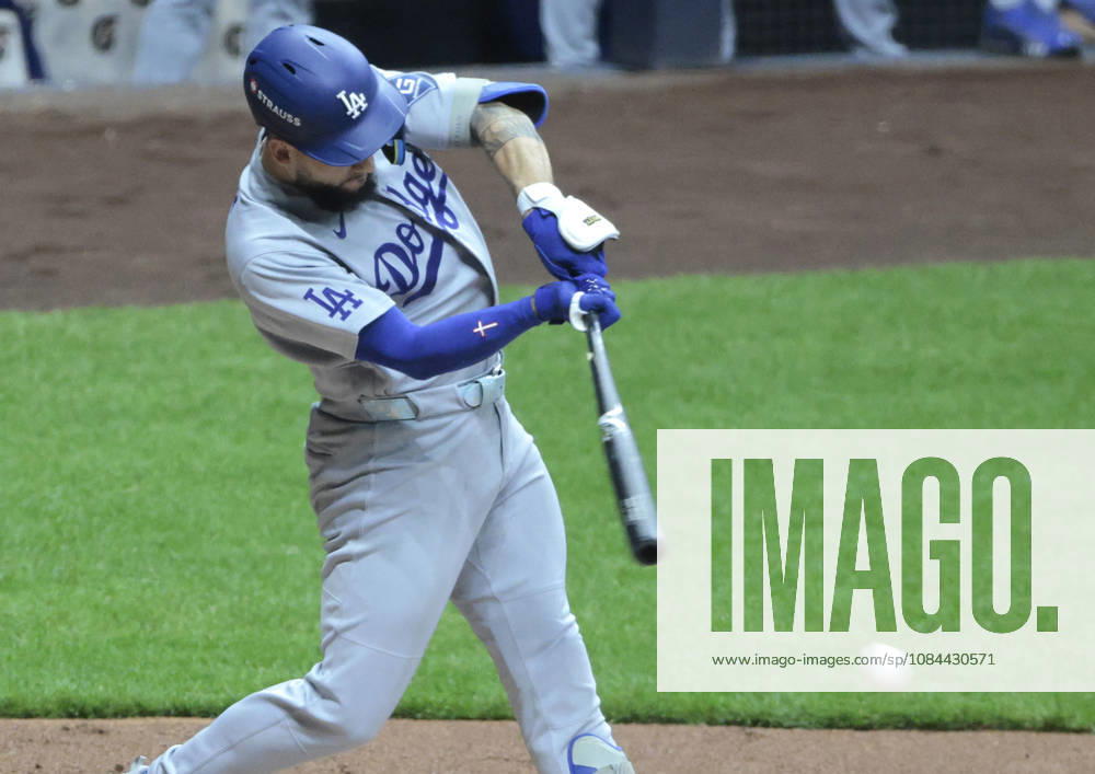 Los Angeles Dodgers Andy Pages (44) hits an rbi-single against the Milwaukee Brewers in the second inning of an MLB, Baseball Herren, USA National League Championship Series playoff game at American Family Field in Milwaukee, Wisconsin, on Sunday, October 11, 2026. MIL20261011704 TANNENxMAURY