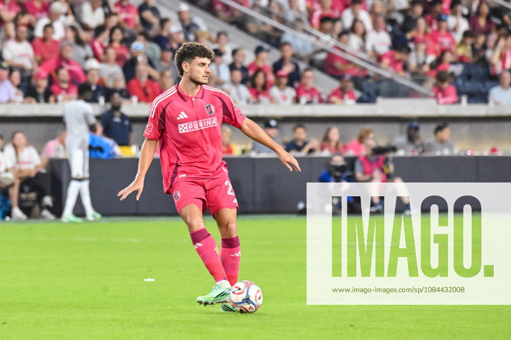 ST. LOUIS, MO - OCTOBER 11: Dante Polvara (21) of the St. Louis CITY SC passes the ball during the MLS, Fussball Herren, USA regular season match where St. Louis CITY SC hosted LA Galaxy on Sunday October 11th, 2026, at Energizer Park in St. Louis City, MO. (Photo by Rick Ulreich Icon Sportswire) SOCCER: OCT 11 MLS St. Louis CITY SC vs LA Galaxy Icon26101116