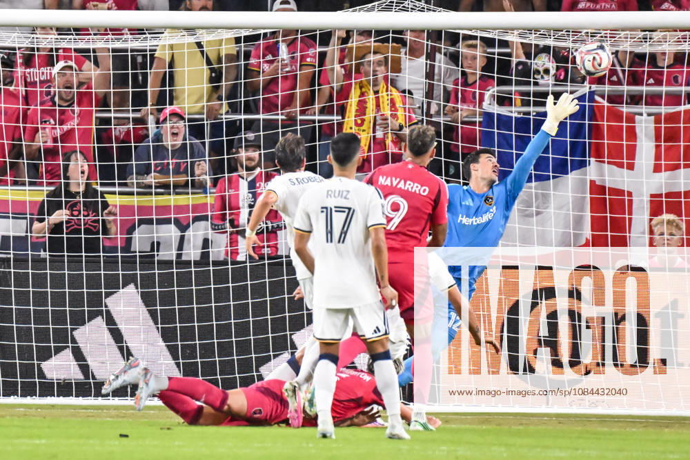 ST. LOUIS, MO - OCTOBER 11: Lukas MacNaughton (5) of the St. Louis CITY SC dives and heads the crosses ball past James Marcinkowski (12) of the LA Galaxy for a goal during the MLS, Fussball Herren, USA regular season match where St. Louis CITY SC hosted LA Galaxy on Sunday October 11th, 2026, at Energizer Park in St. Louis City, MO. (Photo by Rick Ulreich Icon Sportswire) SOCCER: OCT 11 MLS St. Louis CITY SC vs LA Galaxy Icon26101118