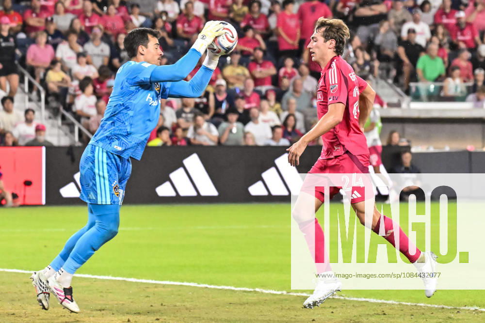 ST. LOUIS, MO - OCTOBER 11: James Marcinkowski (12) of the LA Galaxy grabs the bouncing ball before Daniel Edelman (24) of the St. Louis CITY SC can get to it during the MLS, Fussball Herren, USA regular season match where St. Louis CITY SC hosted LA Galaxy on Sunday October 11th, 2026, at Energizer Park in St. Louis City, MO. (Photo by Rick Ulreich Icon Sportswire) SOCCER: OCT 11 MLS St. Louis CITY SC vs LA Galaxy Icon26101133