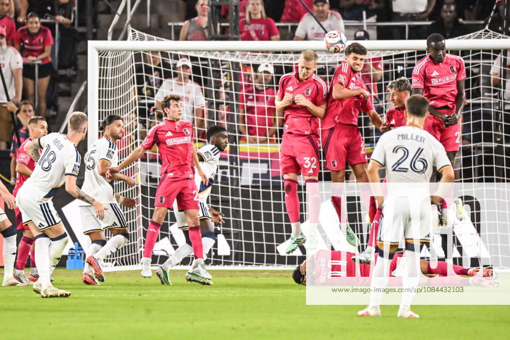 ST. LOUIS, MO - OCTOBER 11: Marco Reus (18) of the LA Galaxy kicks the free kick over the blocking wall of Timo Baumgartl (32) of the St. Louis CITY SC and Dante Polvara (21) of the St. Louis CITY SC during the MLS, Fussball Herren, USA regular season match where St. Louis CITY SC hosted LA Galaxy on Sunday October 11th, 2026, at Energizer Park in St. Louis City, MO. (Photo by Rick Ulreich Icon Sportswire) SOCCER: OCT 11 MLS St. Louis CITY SC vs LA Galaxy Icon26101138