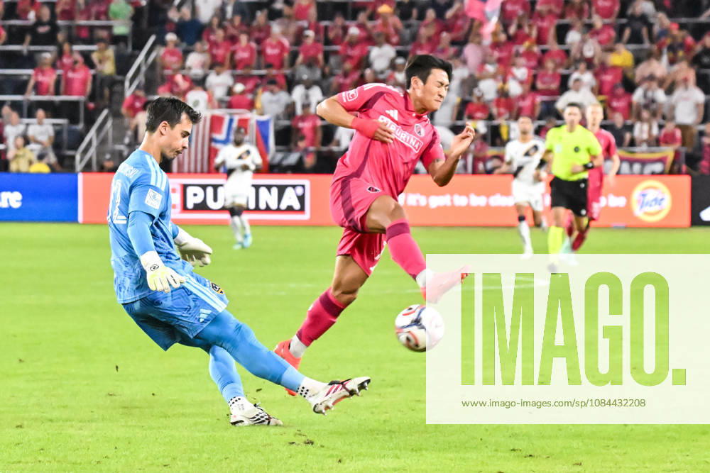 ST. LOUIS, MO - OCTOBER 11: Jeong Sang-bin (77) of the St. Louis CITY SC leaps trying to block the clearing kick of James Marcinkowski (12) of the LA Galaxy during the MLS, Fussball Herren, USA regular season match where St. Louis CITY SC hosted LA Galaxy on Sunday October 11th, 2026, at Energizer Park in St. Louis City, MO. (Photo by Rick Ulreich Icon Sportswire) SOCCER: OCT 11 MLS St. Louis CITY SC vs LA Galaxy Icon26101139