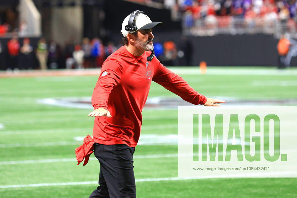 ATLANTA, GA - OCTOBER 11: Kevin Stefanski of the Atlanta Falcons reacts during the Sunday evening NFL, American Football Herren, USA game between the Atlanta Falcons and the Baltimore Ravens on October 11, 2026 at the Mercedes-Benz Stadium in Atlanta, Georgia. (Photo by David J. Griffin Icon Sportswire) NFL: OCT 11 Ravens at Falcons Icon9532610110024