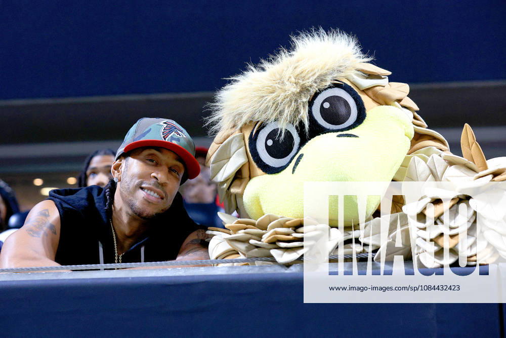ATLANTA, GA - OCTOBER 11: Christopher Brian Bridges, known professionally as Ludacris hangs out with Freddie Falcon during the Sunday evening NFL, American Football Herren, USA game between the Atlanta Falcons and the Baltimore Ravens on October 11, 2026 at the Mercedes-Benz Stadium in Atlanta, Georgia. (Photo by David J. Griffin Icon Sportswire) NFL: OCT 11 Ravens at Falcons Icon9532610110085