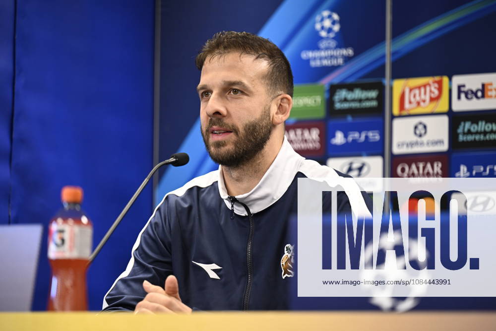 Champions League soccer, Viking vs. Bayern Munich, Stavanger, October 12, 2026, Zlatko Tripic during a press conference ahead of the Champions League match between Viking and Bayern Munich. Photo: Carina Johansen, NTB, Stavanger, Norway. . RESTRICTED USE FOR BETTING COMPANIES.