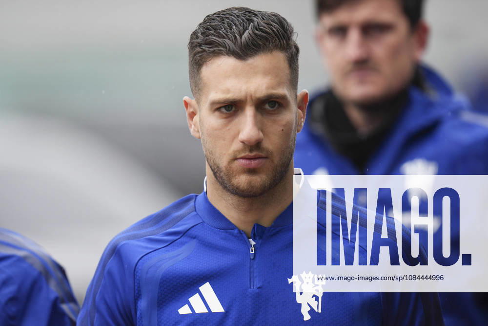 Manchester United, ManU Training, Champions League Diogo Dalot of Manchester United walks out to the training pitches before the Manchester United Training Session at Carrington Training Centre, ahead of the UEFA Champions League Matchday 2 v Atletico Madrid, Manchester, England on 12 October 2026 Credit: Steve Flynn Every Second Media Editorial use only. All images are copyright Every Second Media Limited. No images may be reproduced without prior permission.
