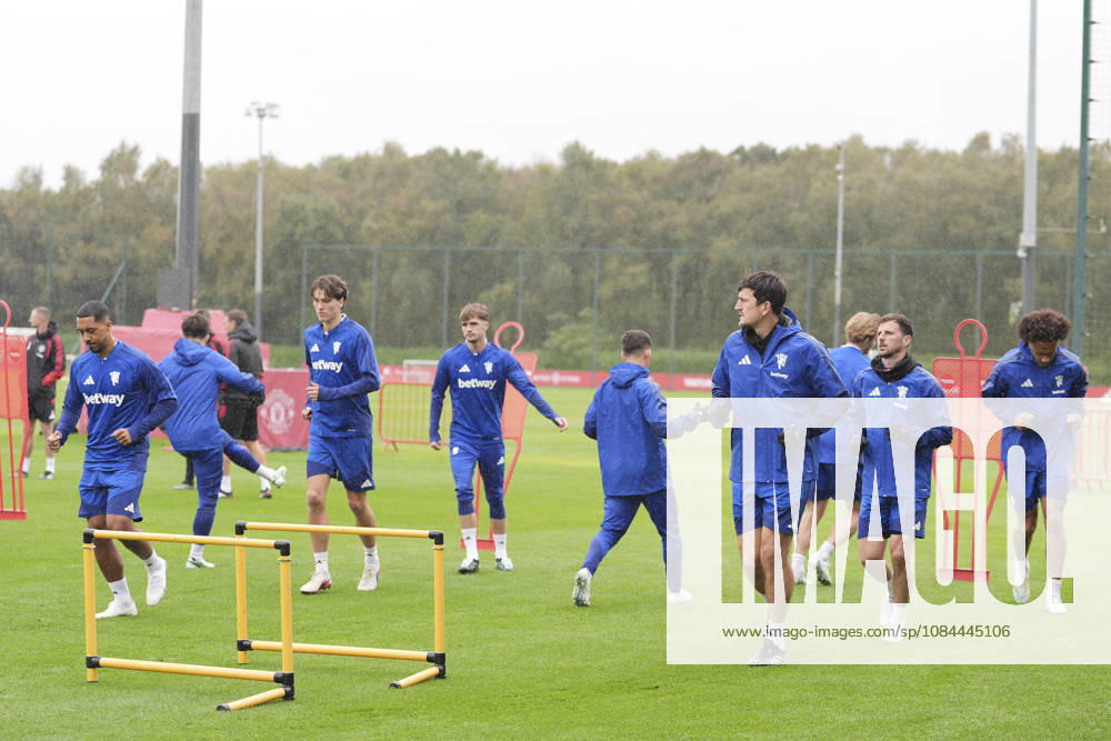 Manchester United, ManU Training, Champions League Manchester United players warms up during the Manchester United Training Session at Carrington Training Centre, ahead of the UEFA Champions League Matchday 2 v Atletico Madrid, Manchester, England on 12 October 2026 Credit: Steve Flynn Every Second Media Editorial use only. All images are copyright Every Second Media Limited. No images may be reproduced without prior permission.