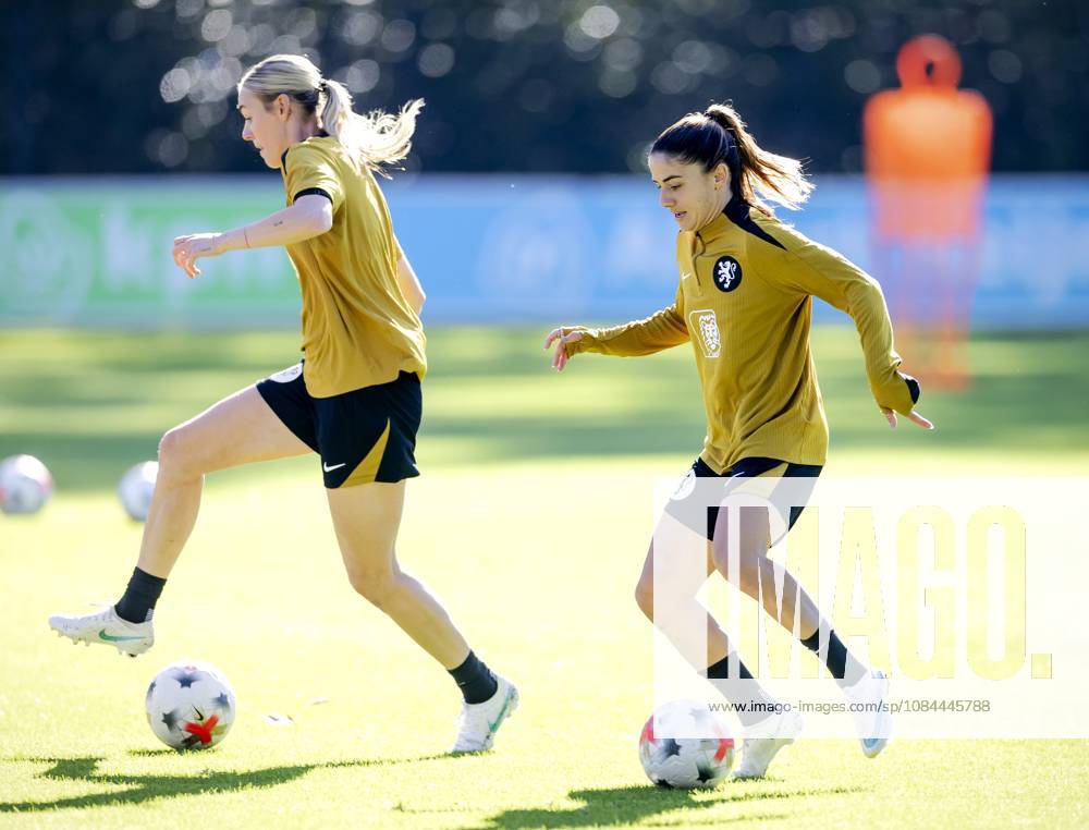 ZEIST - Jill Roord and Daniëlle van de Donk during a training session of the Dutch women s football team in preparation for the World Cup qualifying match against Hungary. ROBIN VAN LONKHUIJSEN ANP ANPxSportx IVx 572228098 originalFilename: 572228098