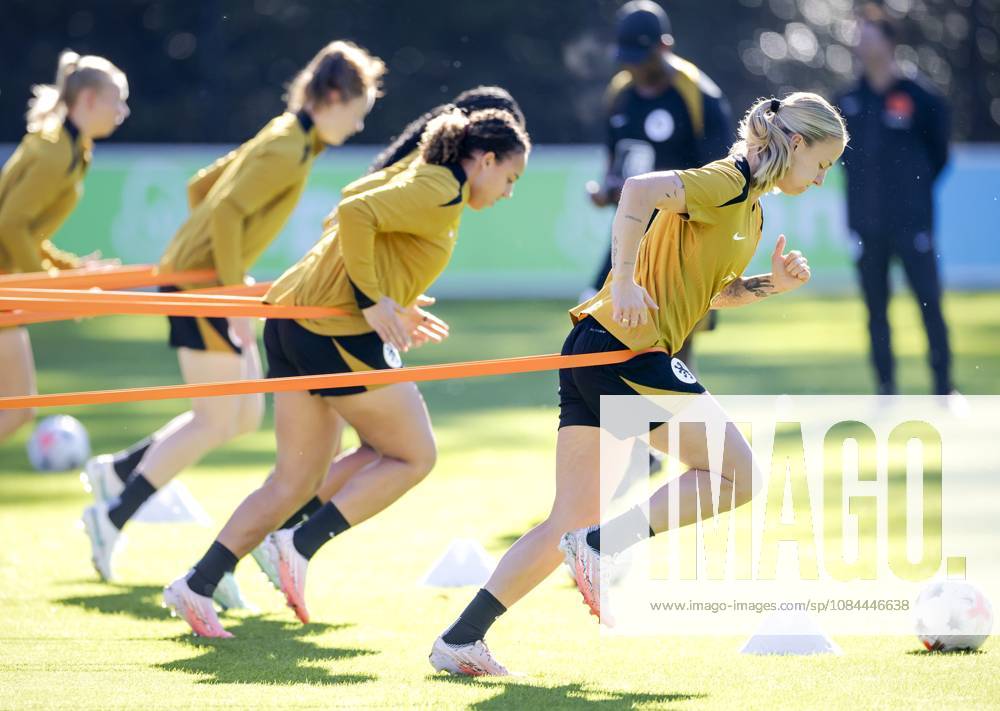 ZEIST - Lynn Wilms (r) during a training session of the Dutch women s football team in preparation for the World Cup qualifying match against Hungary. ROBIN VAN LONKHUIJSEN ANP ANPxSportx IVx 572229935 originalFilename: 572229935