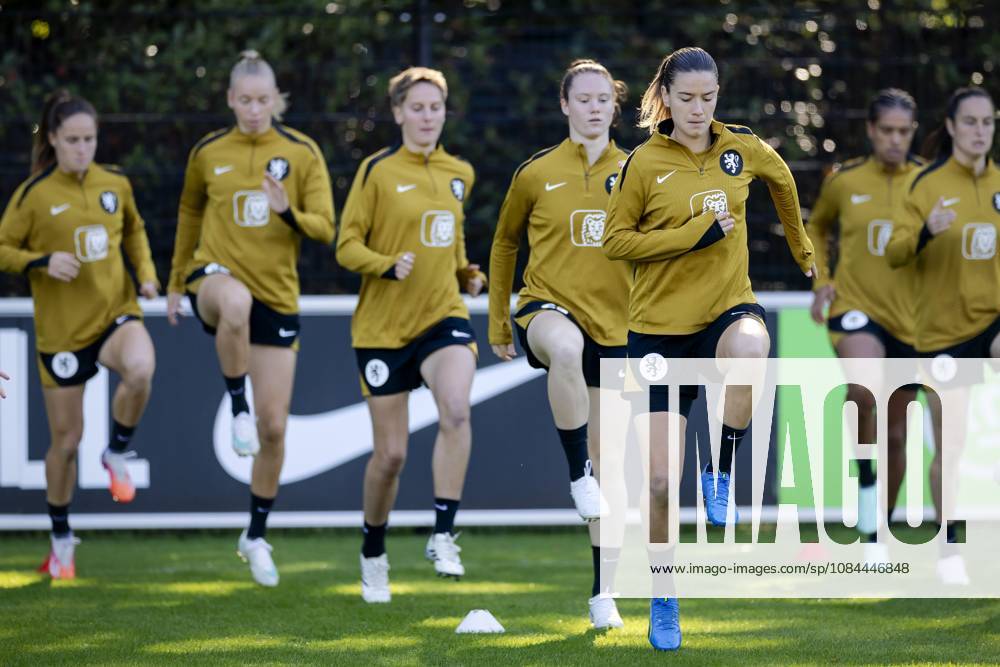 ZEIST - Marisa Olislagers, Ella Peddemors, Isa Kardinaal, Veerle Buurman and Damaris Egurrola during a training session of the Dutch women s football team in preparation for the World Cup qualifying match against Hungary. ROBIN VAN LONKHUIJSEN ANP ANPxSportx IVx 572230438 originalFilename: 572230438