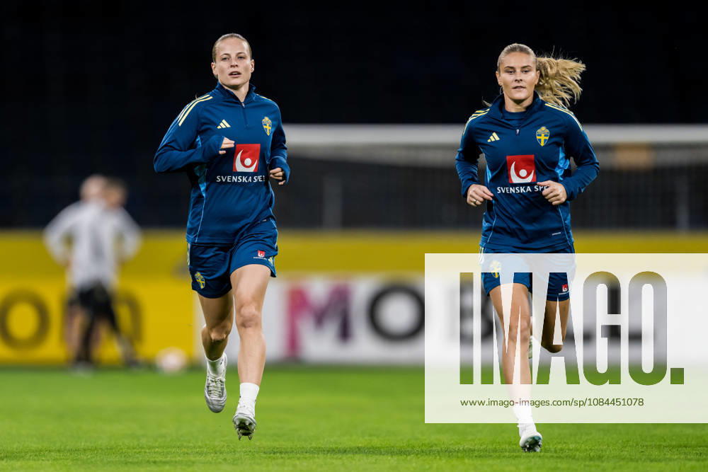 Anna Anvegard and Amanda Nildén of the Swedish women’s national soccer team during a training session on October 12, 2026 in Stockholm. Photo by Emma Wallskog. BILDBYRAN code EW JZ0768 soccer football fotball World Cup qualifiers FIFA Women’s World Cup qualifier qualifier training practice Sweden women’s national team