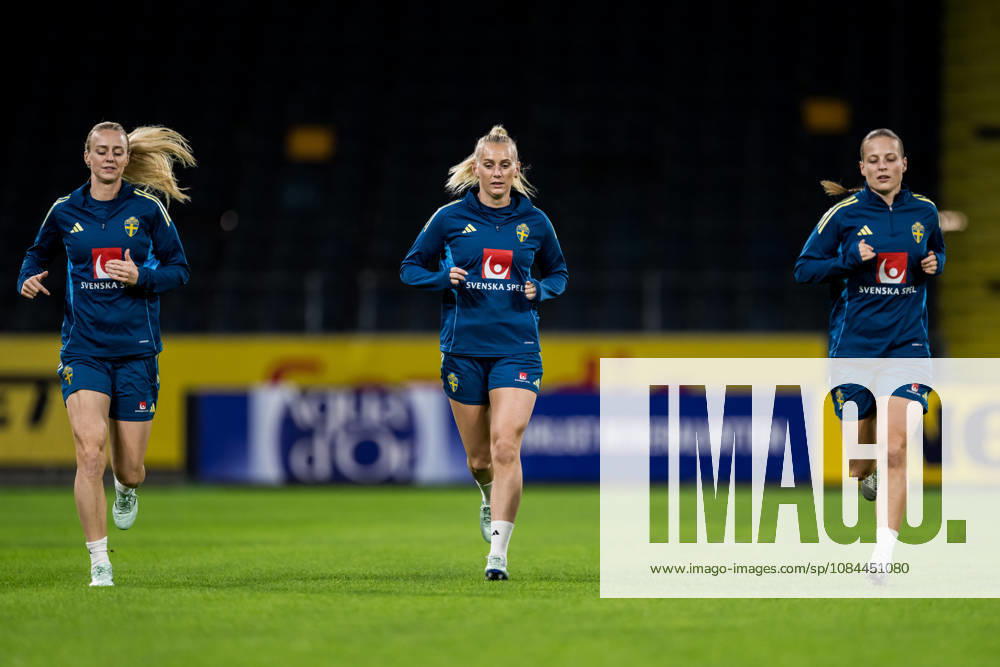 Amanda Ilestedt, Stina Blackstenius, and Anna Anvegard of the Swedish women’s national soccer team during a training session on October 12, 2026 in Stockholm. Photo by Emma Wallskog. BILDBYRAN code EW JZ0768. soccer, football, fotball, World Cup, qualifiers, FIFA Women’s World Cup, qualifier, training, Sweden, women’s, bbeng