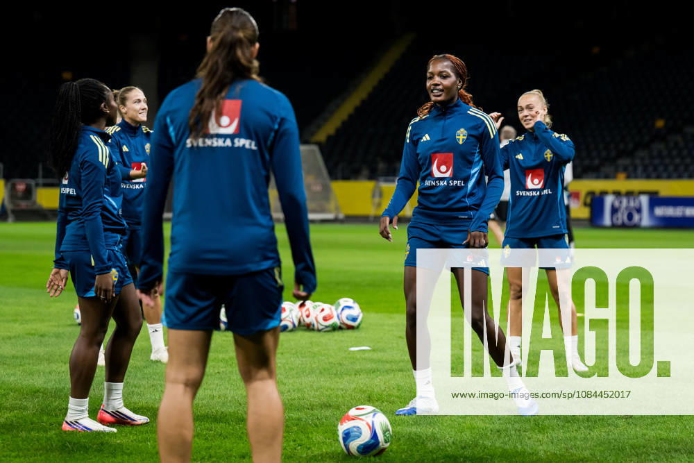 Evelyn Ijeh and Hanna Bennison of the Swedish women’s national soccer team during a training session on October 12, 2026 in Stockholm. Photo by Emma Wallskog, BILDBYRAN, code EW JZ0768. soccer, football, soccer, World Cup qualifiers, FIFA Women’s World Cup qualifiers, training, Sweden, women’s soccer