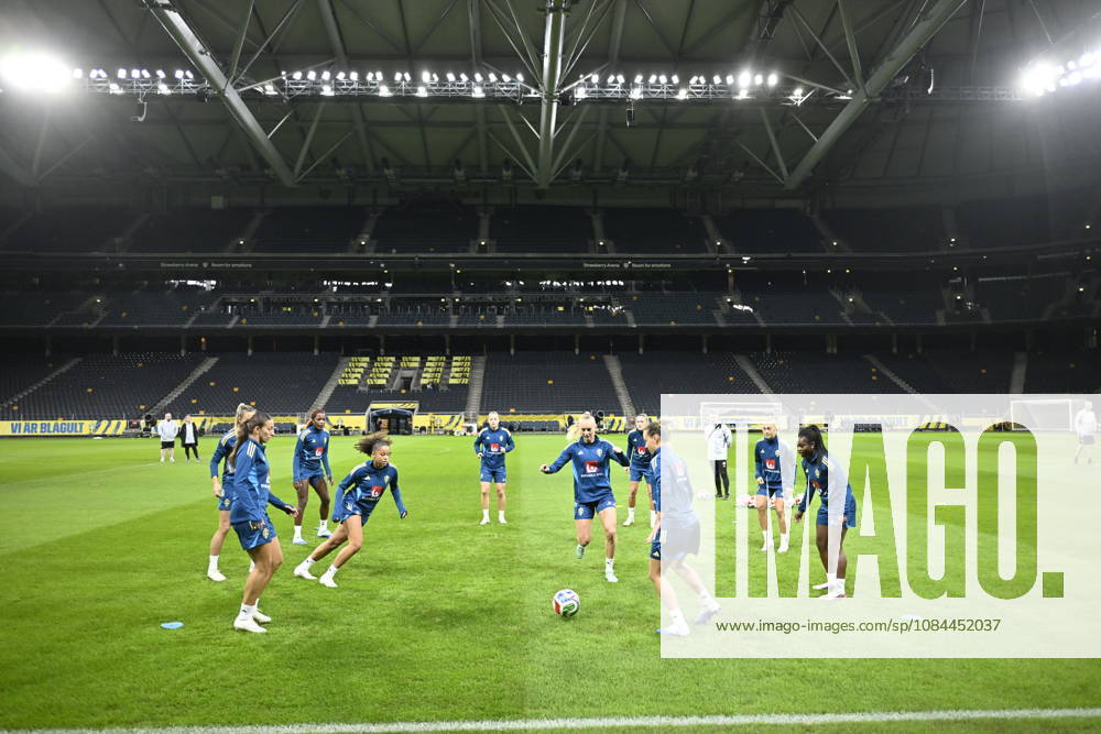 STOCKHOLM, SWEDEN 20261012 Rosa Kafaji, Felicia Schröder, Stina Blackstenius, and others as the women s national soccer team trains at Strawberry Arena ahead of the World Cup playoff match against Lithuania STOCKHOLM, SWEDEN