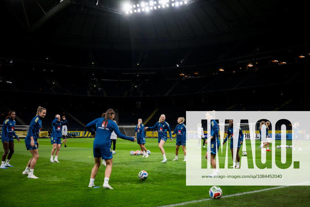Evelyn Ijeh, Nathalie Björn, Anna Anvegard, Rosa Kafaji, Filippa Angeldahl, Stina Blackstenius, Hanna Bennison, Monica Jusu Bah, and Julia Zigiotti Olme of the Swedish women’s national soccer team during a training session on October 12, 2026 in Stockholm. Photo by Emma Wallskog, BILDBYRAN, code EW JZ0768. soccer, football, fotball, World Cup qualifiers, FIFA Women’s World Cup qualifiers, training, Sweden, women’s soccer, BBENG