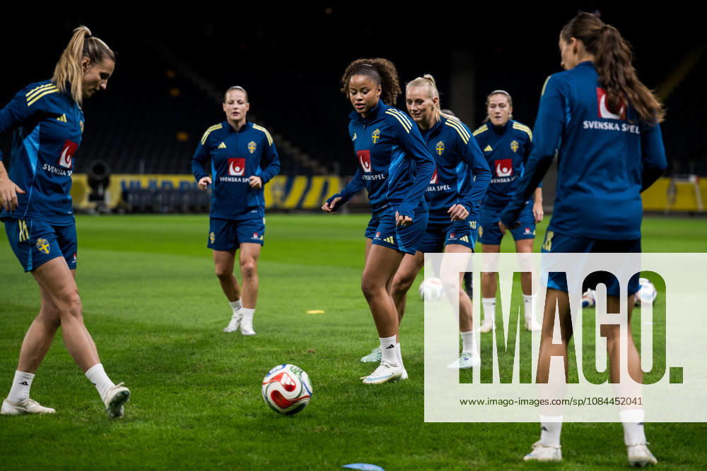Nathalie Björn, Anna Anvegard, Felicia Schröder, Stina Blackstenius, Filippa Angeldahl, and Rosa Kafaji of the Swedish women’s national soccer team during a training session on October 12, 2026 in Stockholm. Photo by Emma Wallskog. BILDBYRAN code EW JZ0768 soccer football fotball World Cup qualifiers FIFA Women’s World Cup qualifier qualifier training practice Sweden women’s team bbeng