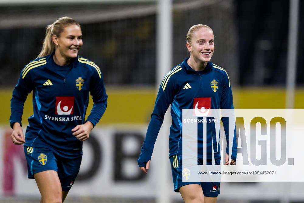 Amanda Nildén and Anna Sandberg of the Swedish women’s national soccer team during a training session on October 12, 2026 in Stockholm. Photo by Emma Wallskog, BILDBYRAN, code EW JZ0768. soccer, football, soccer, World Cup qualifiers, FIFA Women’s World Cup qualifiers, training, Sweden, women’s soccer