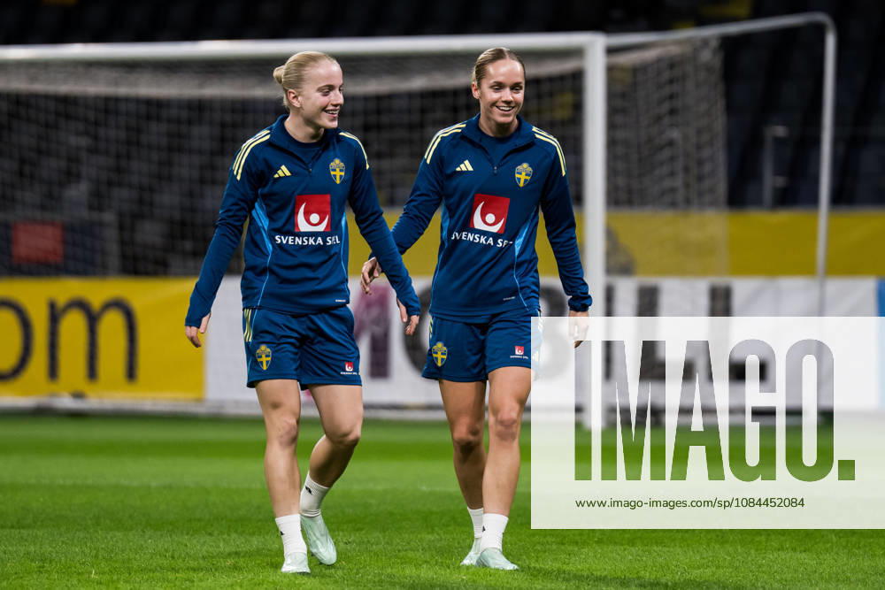 Anna Sandberg and Hanna Lundkvist of the Swedish women’s national soccer team during a training session on October 12, 2026 in Stockholm. Photo by Emma Wallskog, BILDBYRAN, code EW JZ0768. soccer, football, soccer, World Cup qualifiers, FIFA Women’s World Cup qualifiers, training, Sweden, women’s soccer, BBENG