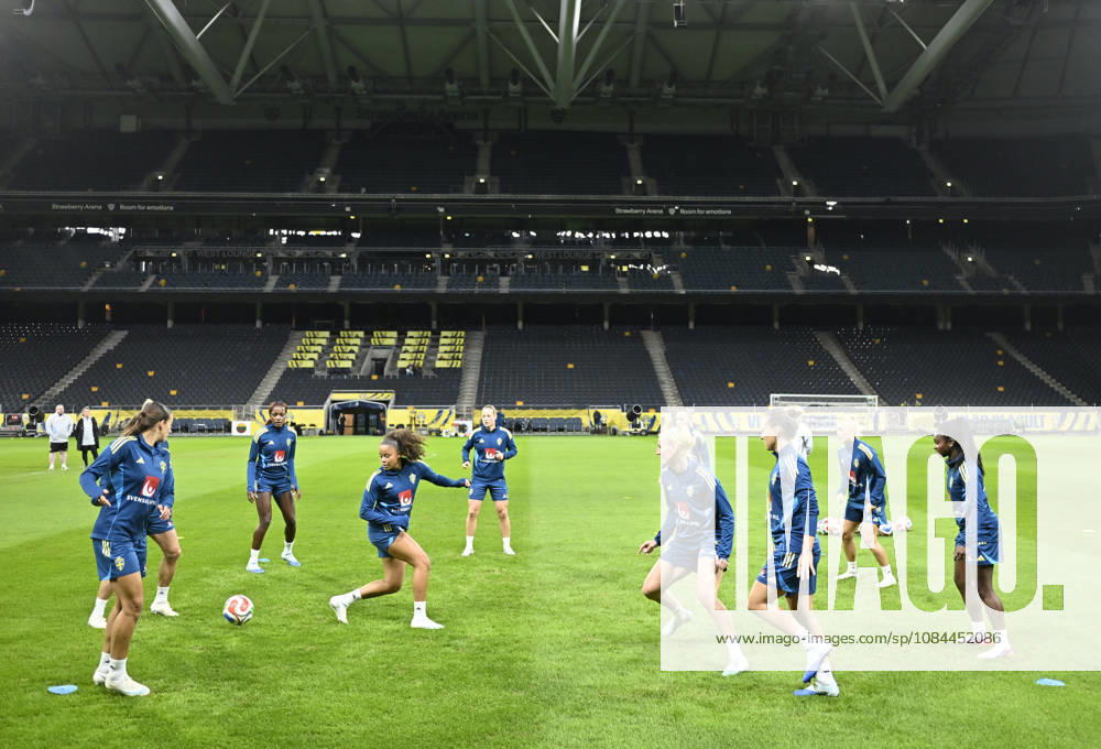 STOCKHOLM, SWEDEN, October 12, 2026: Felicia Schröder and others as the women s national soccer team trains at Strawberry Arena ahead of the World Cup playoff match against Lithuania. STOCKHOLM, SWEDEN