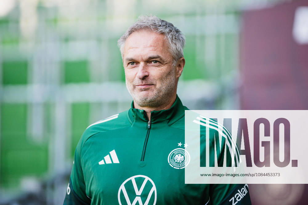 Final Training Session for the DFB Women s Team, October 12, 2026; Christian Wück, Coach of the German Women s National Soccer Team; final training session for Germany vs. Japan on October 12, 2026, at the Weserstadion, Bremen. DFL regulations prohibit any use of photographs as image sequences and or quasi-video.