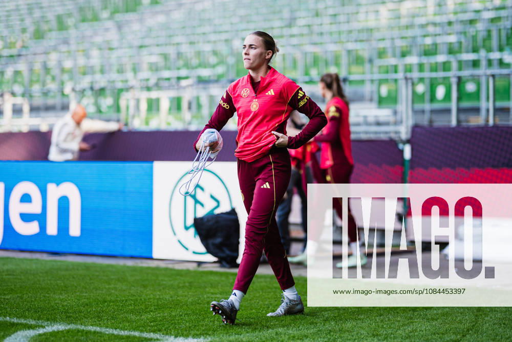 DFB Women s Final Training Session, October 12, 2026 Laura Freigang Germany, 10 Soccer, Women s National Team, Final training session for Germany vs. Japan on October 12, 2026, at the Weserstadion, Bremen. DFL regulations prohibit any use of photographs as image sequences and or quasi-video.