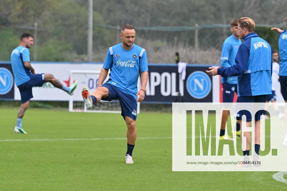 Foto IPP Felice De Martino Castel Volturno (Ce) 12 10 2026 Allenamento Napoli pre gara Champions League con il Villareal Nella foto: Stanislav Lobotka e Kevin De Bruyne Italy Photo Press World Copyright Castel Volturno italy ITALY