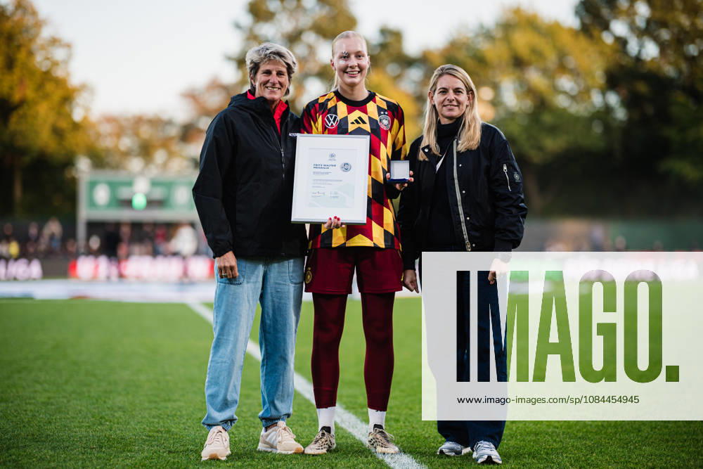 U-23 Women s International Match: Germany vs. Sweden, October 12, 2026; Janne Krumme is awarded the Fritz Walter Medal as the best U-19 female player of 2025–26; soccer, U23 Women’s National Team, international match Germany vs. Sweden on October 12, 2026, at Stadium 11, Bremen. DFL regulations prohibit any use of photographs as image sequences and or quasi-video.