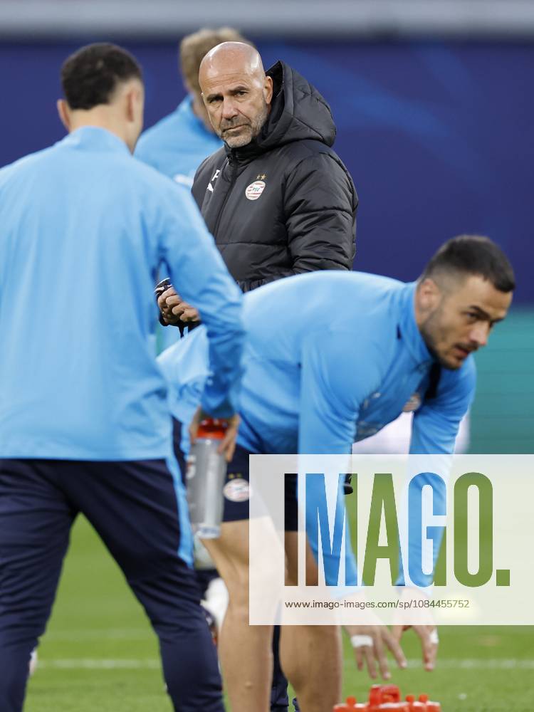 LEIPZIG - (LR) PSV Eindhoven coach Peter Bosz, Filip Kostic of PSV Eindhoven during a training session ahead of the UEFA Champions League match between RB Leipzig and PSV Eindhoven at the RB Arena on October 12, 2026 in Leipzig, Germany. MAURICE VAN STEEN ANP ANPxSportx IVx 572250677 originalFilename: 572250677