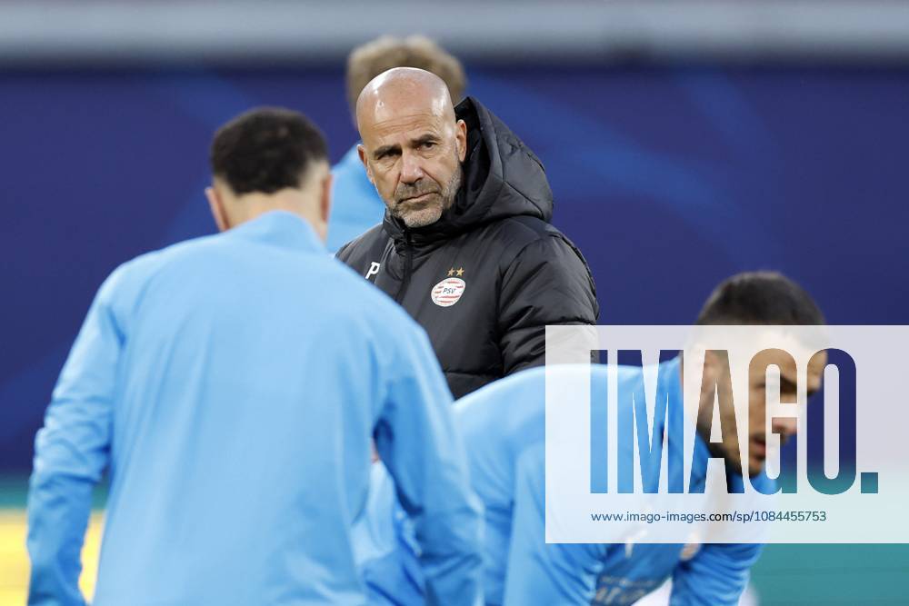 LEIPZIG - (LR) PSV Eindhoven coach Peter Bosz, Filip Kostic of PSV Eindhoven during a training session ahead of the UEFA Champions League match between RB Leipzig and PSV Eindhoven at the RB Arena on October 12, 2026 in Leipzig, Germany. MAURICE VAN STEEN ANP ANPxSportx IVx 572250678 originalFilename: 572250678