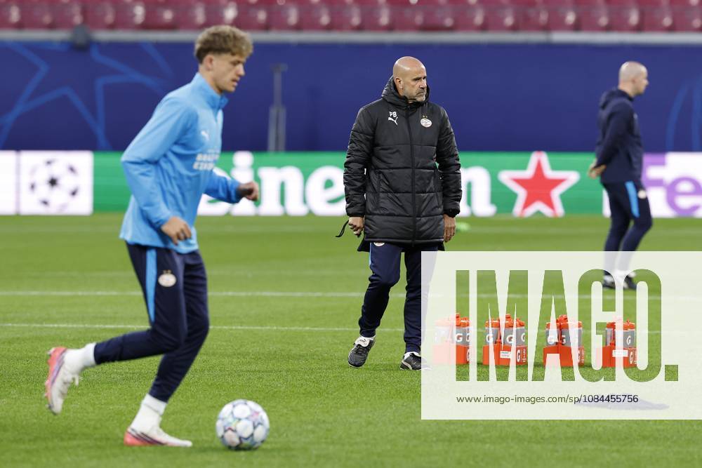 LEIPZIG - (LR) Sven Mijnans of PSV Eindhoven, PSV Eindhoven coach Peter Bosz during a training session ahead of the UEFA Champions League match between RB Leipzig and PSV Eindhoven at the RB Arena on October 12, 2026 in Leipzig, Germany. MAURICE VAN STEEN ANP ANPxSportx IVx 572250688 originalFilename: 572250688