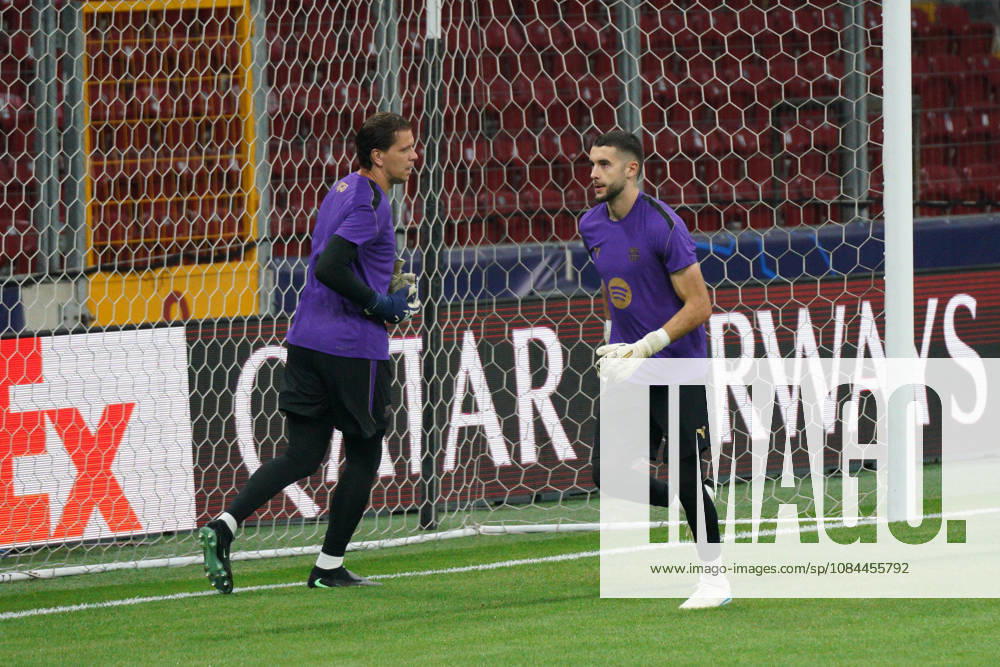 Joan Garcia (R) during the training day of FC Barcelona, Barca ahead the UEFA Champions League second round, football match against Galatasaray at RAMS Park Stadium in Istanbul, Turkey on October 12, 2026. Sariyer Turkey - ZUMAu194 20261012_zip_u194_027