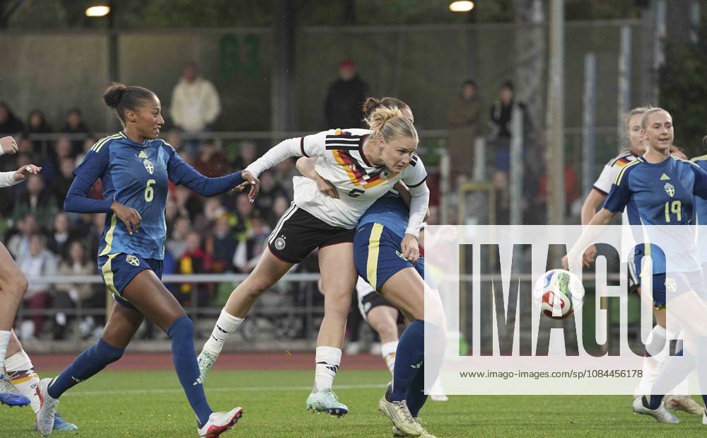 Photo: Jella VEIT has a chance to score the potential 1-0 goal with a header during the Germany U-23 vs. Sweden international soccer match on Monday, October 12, 2026, in Bremen