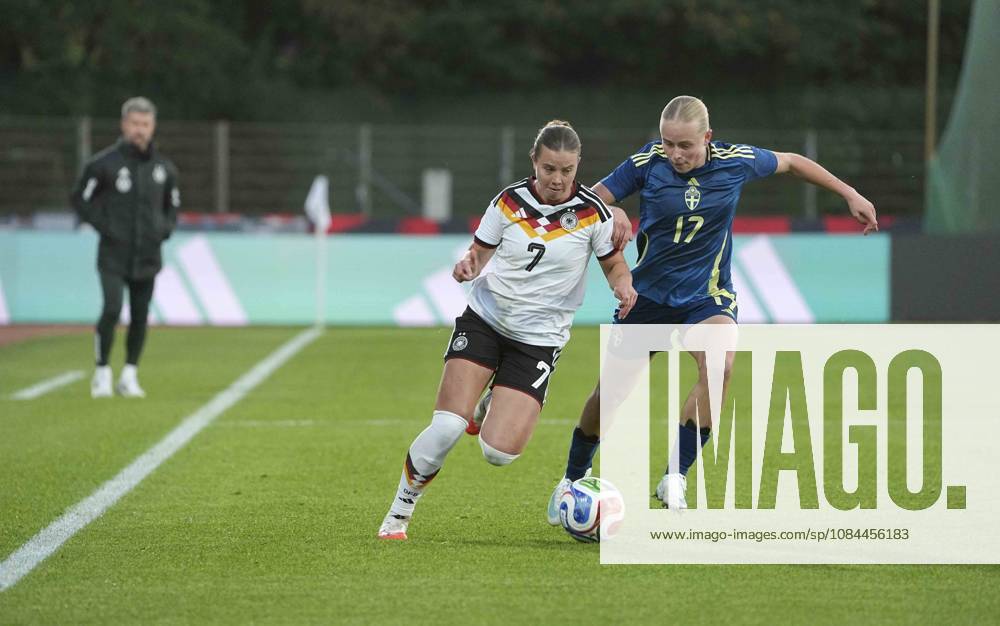 Photo: Estrella Merino GONZALEZ. Germany is faster than Nova SELIN of Sweden. Right: U-23 international soccer match between Germany and Sweden on Monday, October 12, 2026, in Bremen.