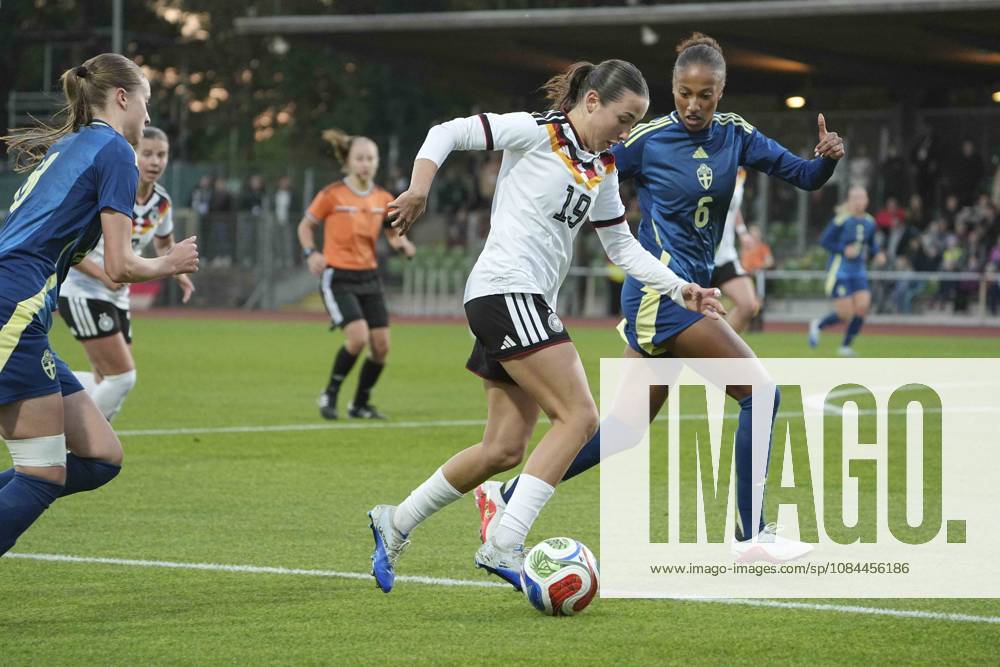 Photo: Loreen BENDER (Germany) and Cassandra Bogere (Sweden) in action; right: U-23 international soccer match between Germany and Sweden on Monday, October 12, 2026, in Bremen