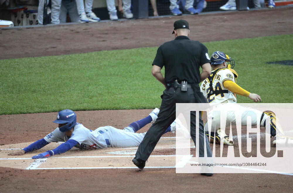 Los Angeles Dodgers Mookie Betts (50) scores past Milwaukee Brewers catcher William Contreras (24) on a sacrifice fly by Teoscar Hernandez in the first inning in game two of the MLB, Baseball Herren, USA National League Championship Series at American Family Field in Milwaukee, Wisconsin, on Monday, October 12, 2026. MIL20261012703 TANNENxMAURY