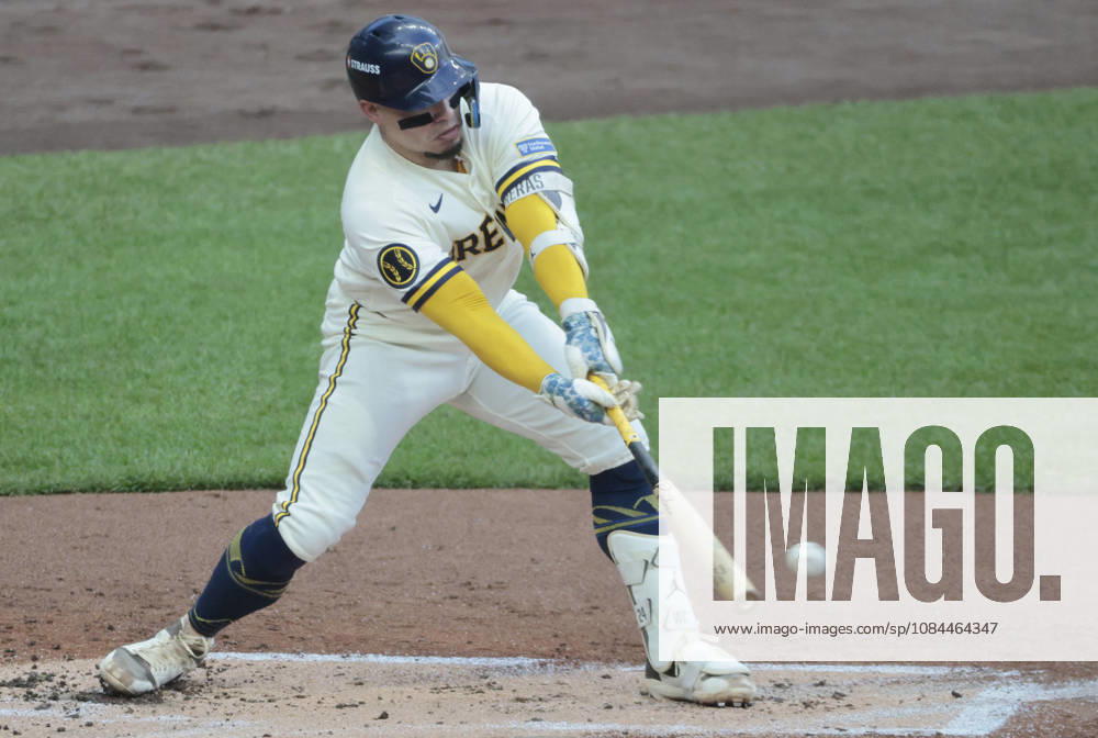 Milwaukee Brewers William Contreras (24) hits an rbi-single against the Los Angeles Dodgers in the first inning in game two of the MLB, Baseball Herren, USA National League Championship Series at American Family Field in Milwaukee, Wisconsin, on Monday, October 12, 2026. MIL20261012707 TANNENxMAURY