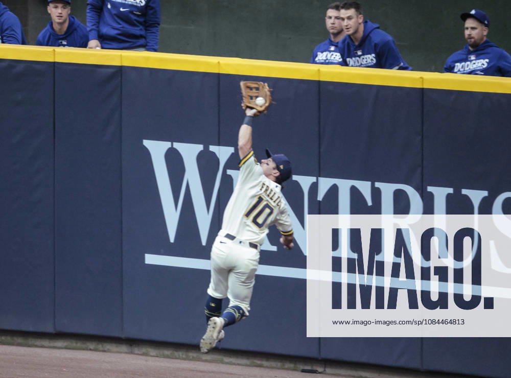 Milwaukee Brewers right fielder Sal Frelick (10) catches a long fly from Los Angeles Dodgers Freddie Freeman in the third inning in game two of the MLB, Baseball Herren, USA National League Championship Series at American Family Field in Milwaukee, Wisconsin, on Monday, October 12, 2026. MIL20261012711 TANNENxMAURY