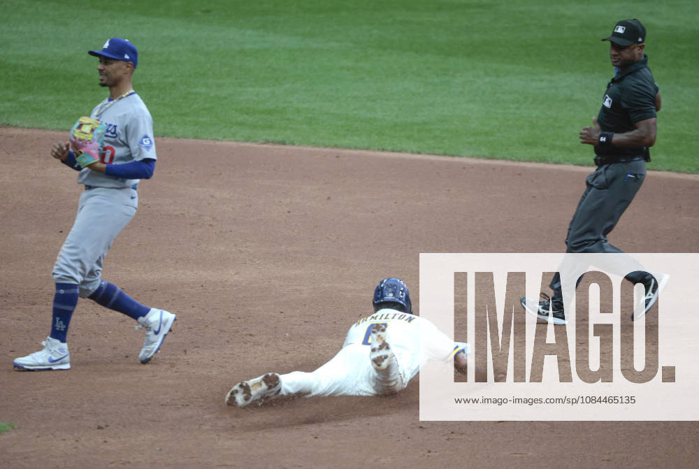Milwaukee Brewers David Hamilton (6) steals second base against the Los Angeles Dodgers in the third inning in game two of the MLB, Baseball Herren, USA National League Championship Series at American Family Field in Milwaukee, Wisconsin, on Monday, October 12, 2026. MIL20261012712 TANNENxMAURY