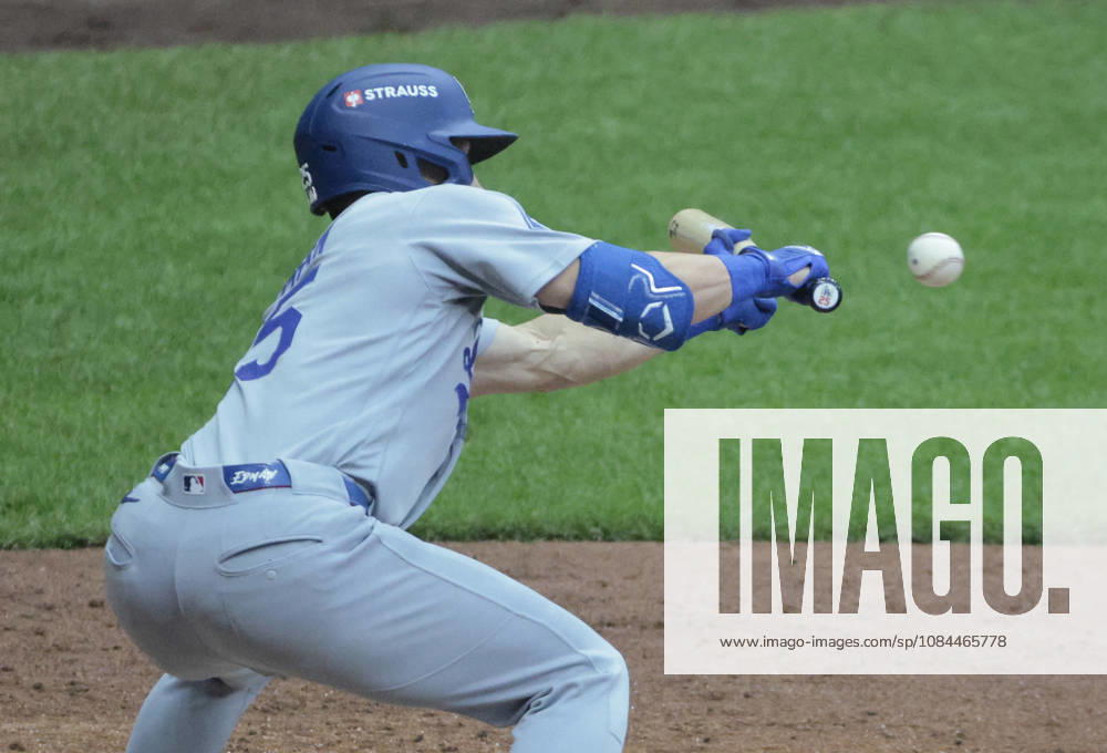 Los Angeles Dodgers Tommy Edman makes a sacrifice bunt against the Milwaukee Brewers in the fifth inning in game two of the MLB, Baseball Herren, USA National League Championship Series at American Family Field in Milwaukee, Wisconsin, on Monday, October 12, 2026. MIL20261012722 TANNENxMAURY