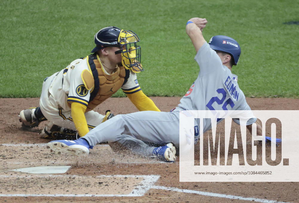Los Angeles Dodgers Tommy Edman (25) slides safely past Milwaukee Brewers catcher William Contreras (24) to score on a sacrifice fly by Dodger Freddie Freeman in the fifth inning in game two of the MLB, Baseball Herren, USA National League Championship Series at American Family Field in Milwaukee, Wisconsin, on Monday, October 12, 2026. MIL20261012723 TANNENxMAURY