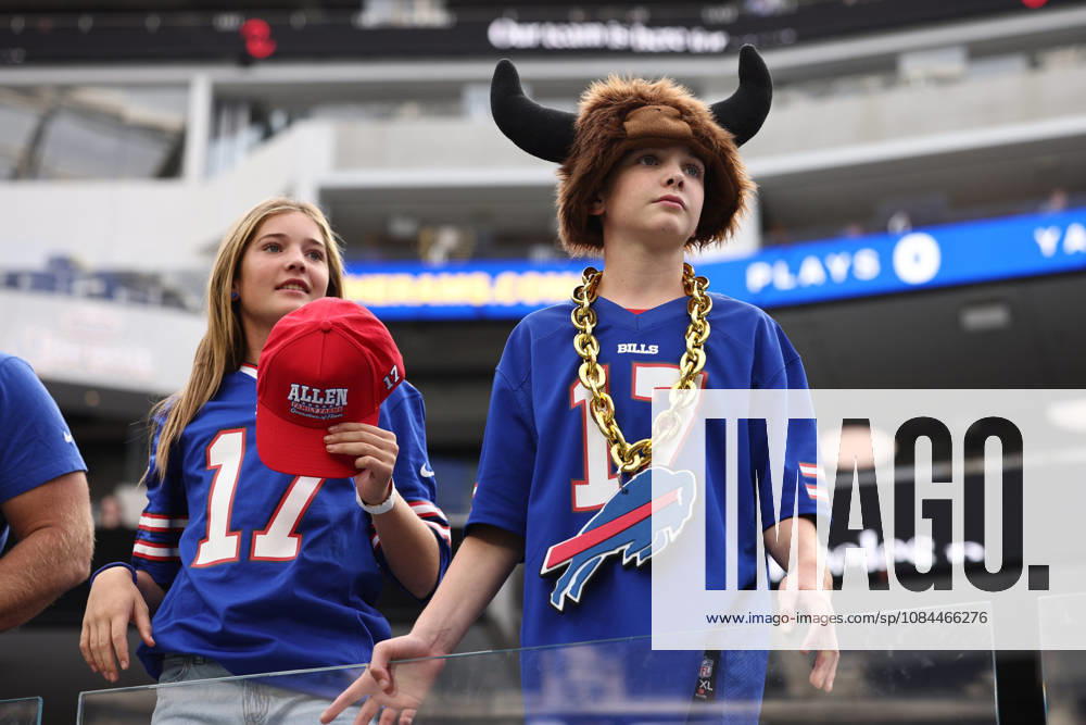 INGLEWOOD, CA - OCTOBER 12: Young Bills fans watch warmups prior to an NFL, American Football Herren, USA game between the Buffalo Bills and the Los Angeles Rams on October 12, 2026, at SoFi Stadium in Inglewood, California. (Photo by Greg Fiore Icon Sportswire) NFL: OCT 12 Bills at Rams Icon56221