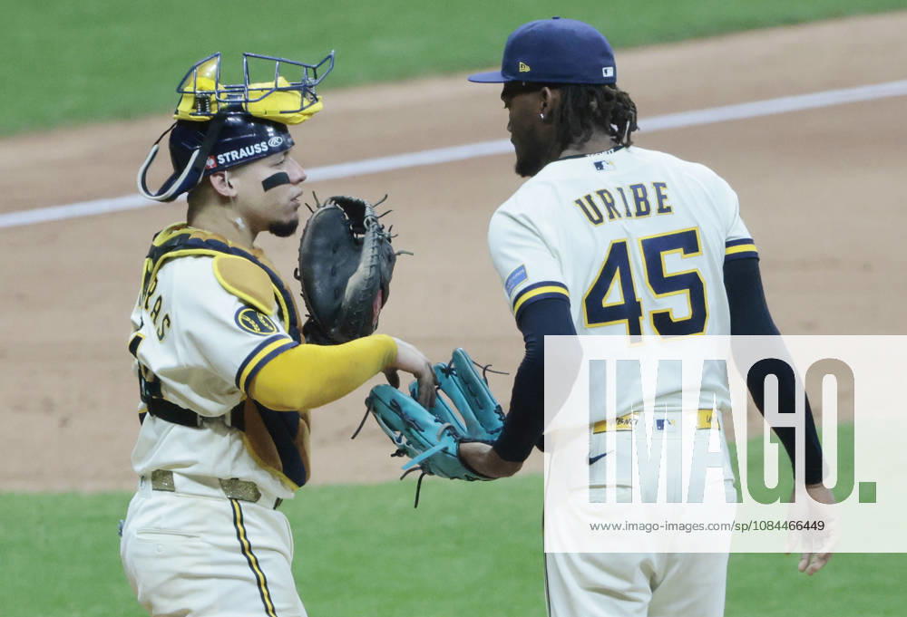 Milwaukee Brewers pitcher Abner Uribe (45) talks to catcher William Contreras (24) as he throws against the Los Angeles Dodgers in the seventh inning in game two of the MLB, Baseball Herren, USA National League Championship Series at American Family Field in Milwaukee, Wisconsin, on Monday, October 12, 2026. MIL20261012737 TANNENxMAURY