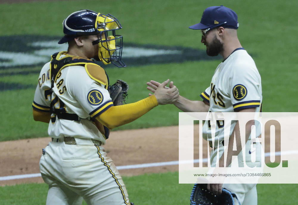 Milwaukee Brewers closing pitcher Aaron Ashby (26) celebrates with catcher William Contreras (24) after the Brewers defeated the Los Angeles Dodgers 7-4 in game two of the MLB, Baseball Herren, USA National League Championship Series at American Family Field in Milwaukee, Wisconsin, on Monday, October 12, 2026. The Brewers have a 2-0 lead in the best-of-seven series. MIL20261012747 TANNENxMAURY