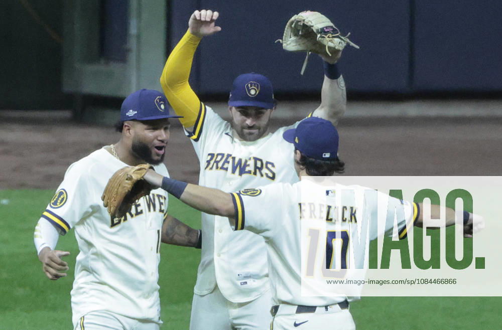 Milwaukee Brewers outfielders Jackson Chourio, Garrett Mitchell and Sal Frelick celebrate after the Brewers defeated the Los Angeles Dodgers 7-4 in game two of the MLB, Baseball Herren, USA National League Championship Series at American Family Field in Milwaukee, Wisconsin, on Monday, October 12, 2026. The Brewers have a 2-0 lead in the best-of-seven series. MIL20261012748 TANNENxMAURY